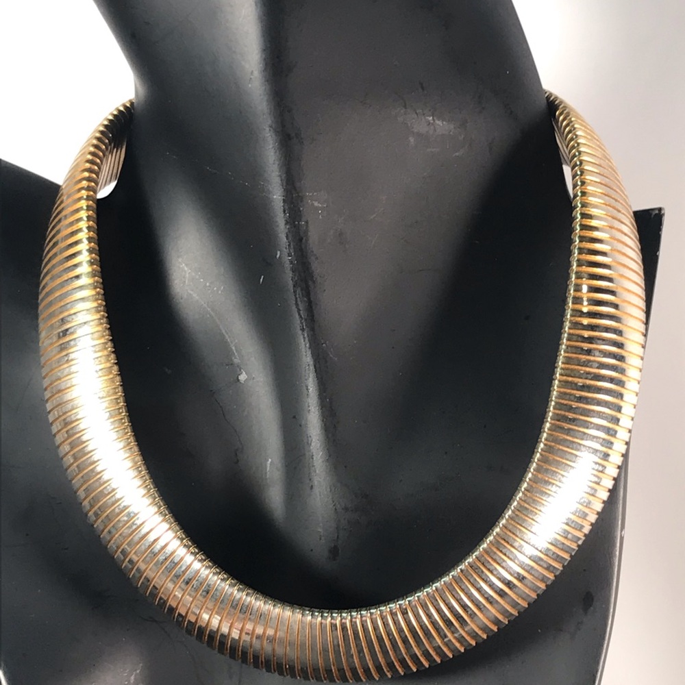 Unmarked 18” gold tone choker necklace